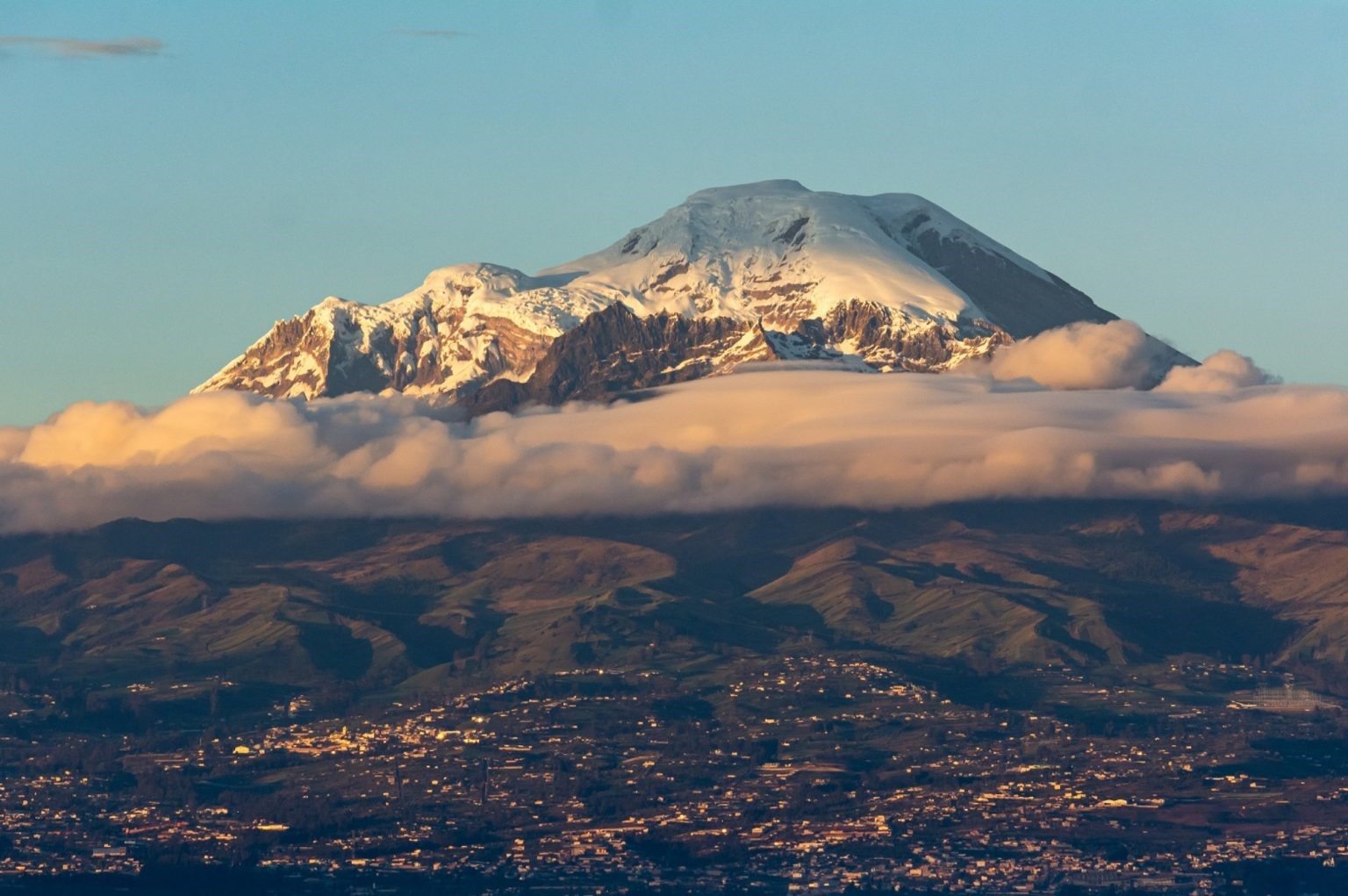 Chimborazo là điểm gần vũ trụ nhất trên Trái Đất. Ảnh: Ecuador Planet/Shutterstock
