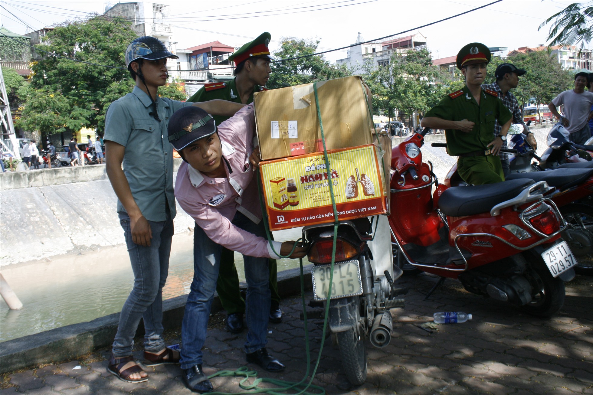 Công an kiểm tra các trường hợp vi phạm Luật Giao thông. ảnh Hiếu Anh