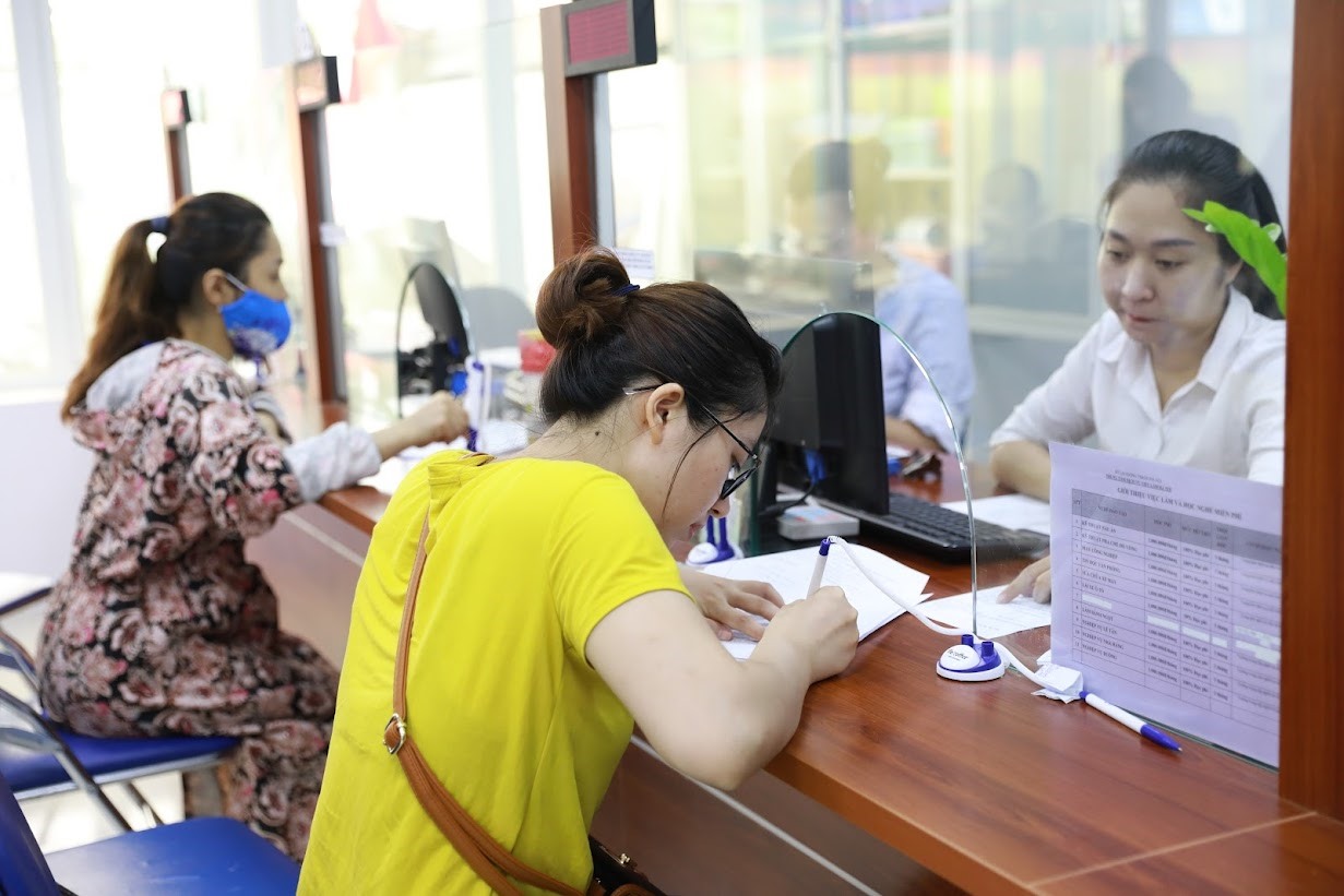 Người lao động được cộng nối quá trình tham gia bảo hiểm xã hội ở những doanh nghiệp khác nhau. Ảnh Hải Nguyễn