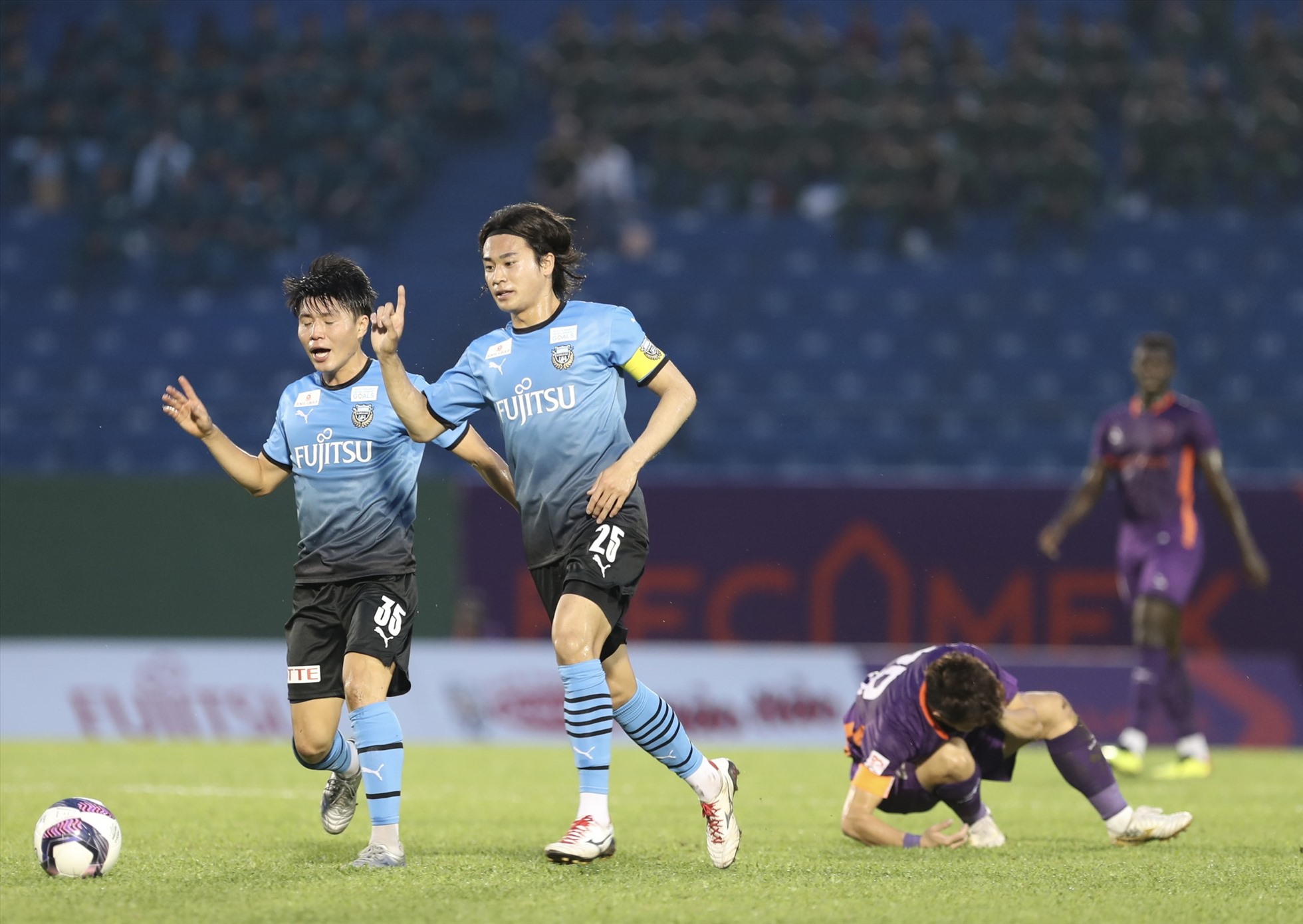 Dù thi đấu trong ngày khai mạc World Cup 2022, Bình Dương và Kawasaki Frontale đã cống hiến cho khán giả 1 trận đấu chất lượng, cạnh tranh cao. Ảnh: Phạm Phạm