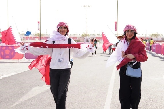 Các cổ động viên Qatar đến sân Al Bayt. Ảnh: Aljazeera