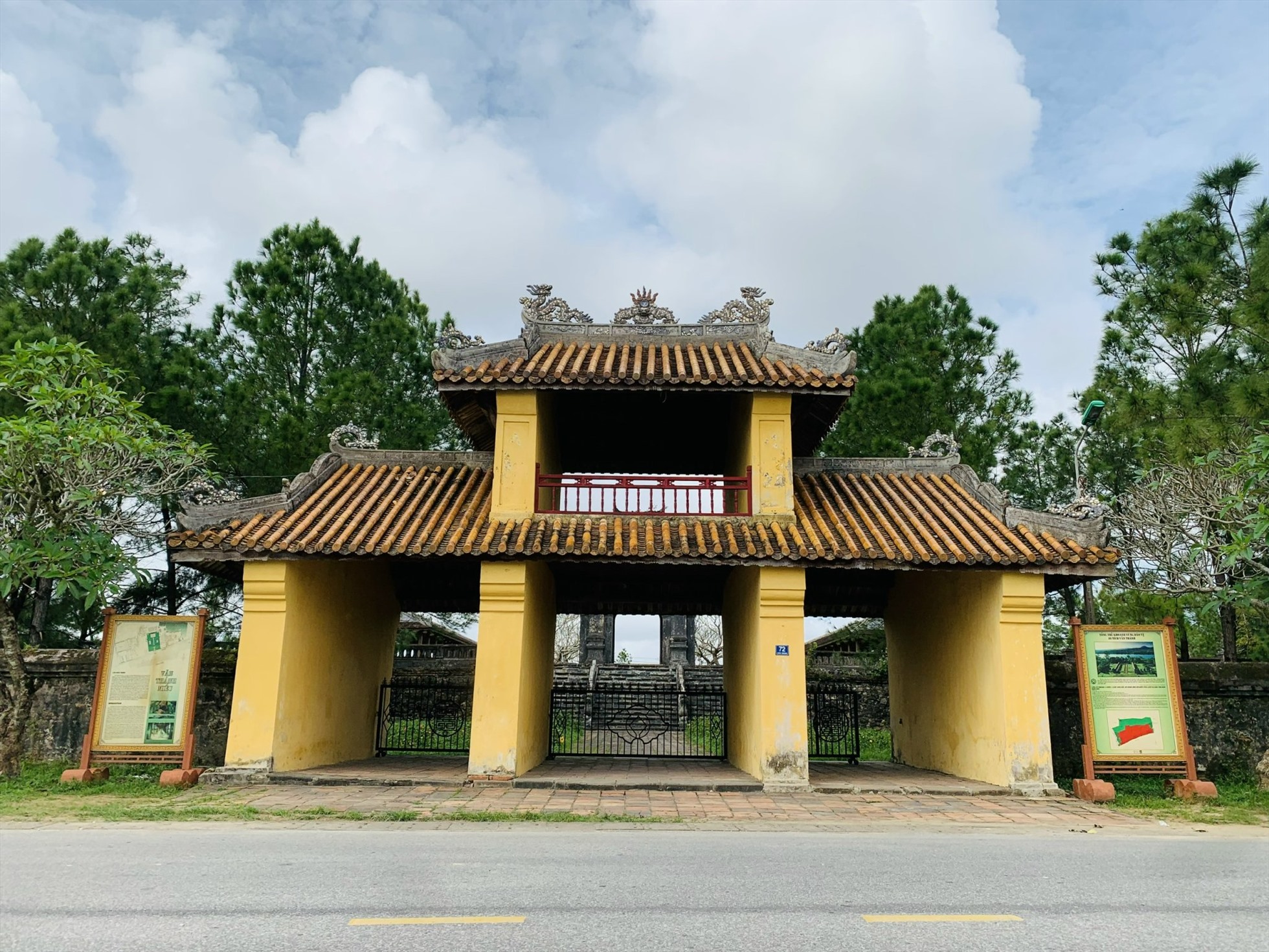 Di tích Văn Miếu Huế nằm tại số 72, đường Văn Thánh, thuộc phường Hương Hồ, thành phố Huế.