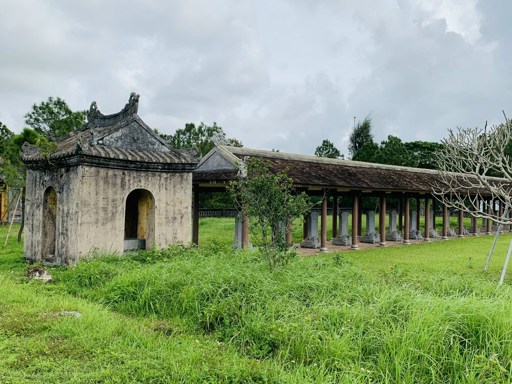 Phía cuối hai dãy là hai nhà bia đá lớn gồm bia của Thánh Tổ Nhân Hoàng Đế (vua Minh Mạng) viết về việc thái giám không được liệt vào hạng quan lại.