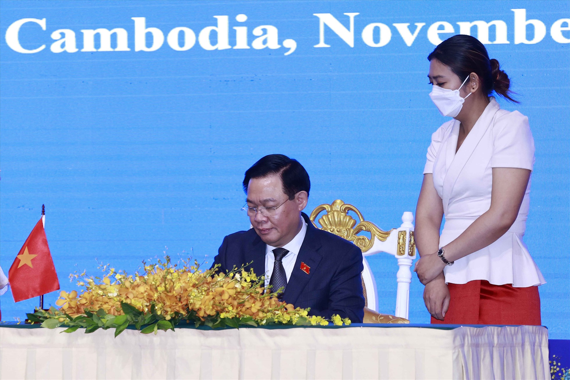 Hội nghị cấp cao Việt Nam - Lào - Campuchia: Những nhà lãnh đạo của ba quốc gia đang hội ngộ để thảo luận việc củng cố hợp tác kinh tế, đối thoại chính trị và cùng nhau giải quyết các vấn đề quan trọng khu vực. Bức ảnh liên quan sẽ giúp bạn tìm hiểu thêm về chủ đề này.