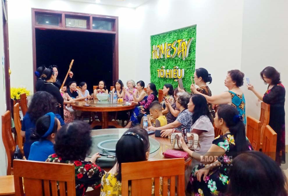 Homestay Tô Hiệu biểu diễn đàn tính phục vụ du khách. Ảnh: Phòng VHTT Bình Liêu cung cấp