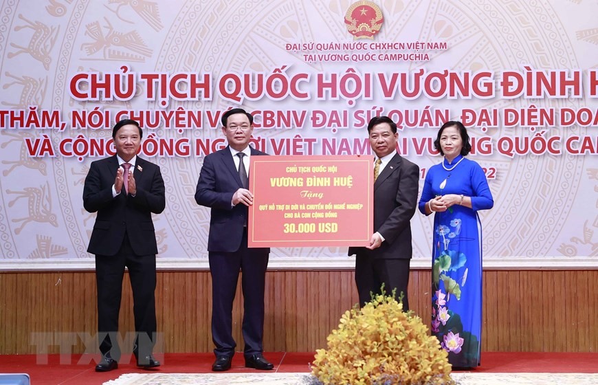 Chủ tịch Quốc hội Vương Đình Huệ trao tặng Quỹ hỗ trợ di dời bà con người Việt sinh sống vùng hồ, sông lên bờ sinh sống món quà trị giá 30.000 USD. Ảnh: TTXVN