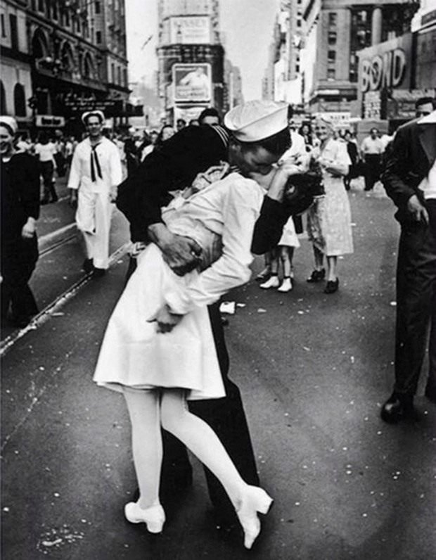 Nụ hôn giữa Quảng trường Thời Đại. Ảnh: