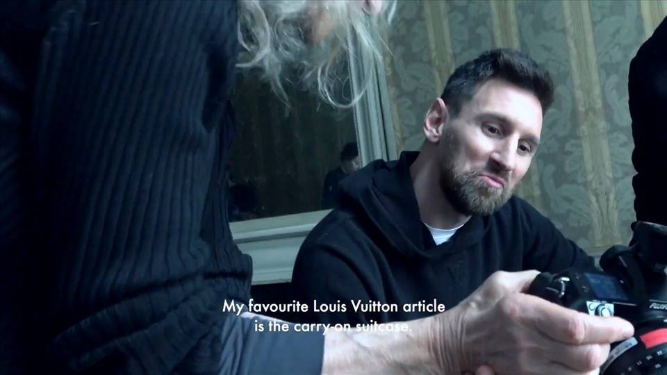 Clip hậu trường cho thấy cả hai không xuất hiện cùng nhau ở một địa điểm chụp hình.  Ảnh: Louis Vuitton.