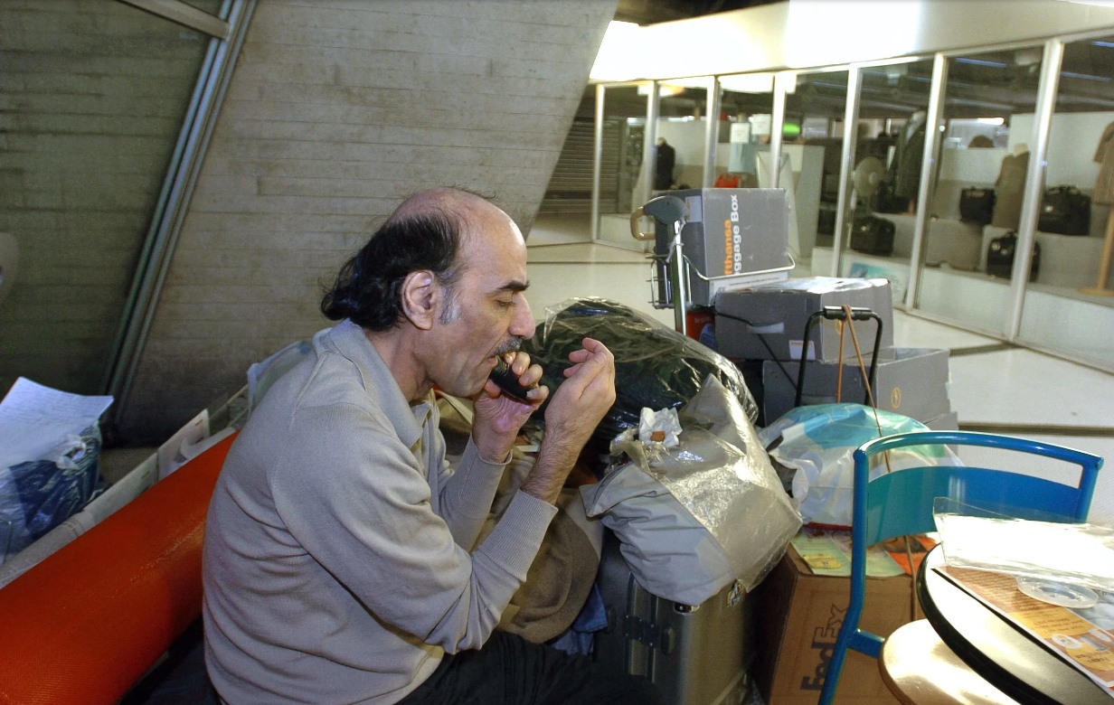 Mehran Karimi Nasseri cạo râu vào sáng sớm, tại nhà ga số 1 của sân bay Paris Charles De Gaulle. Ảnh: AFP