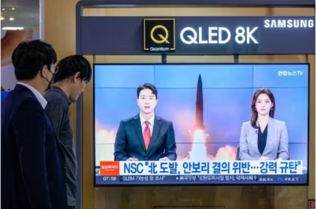 Người dân Hàn Quốc xem hình ảnh buổi phóng thử tên lửa của Triều Tiên trên một màn hình ở ga tàu điện ngầm tại Seoul. Ảnh: AFP