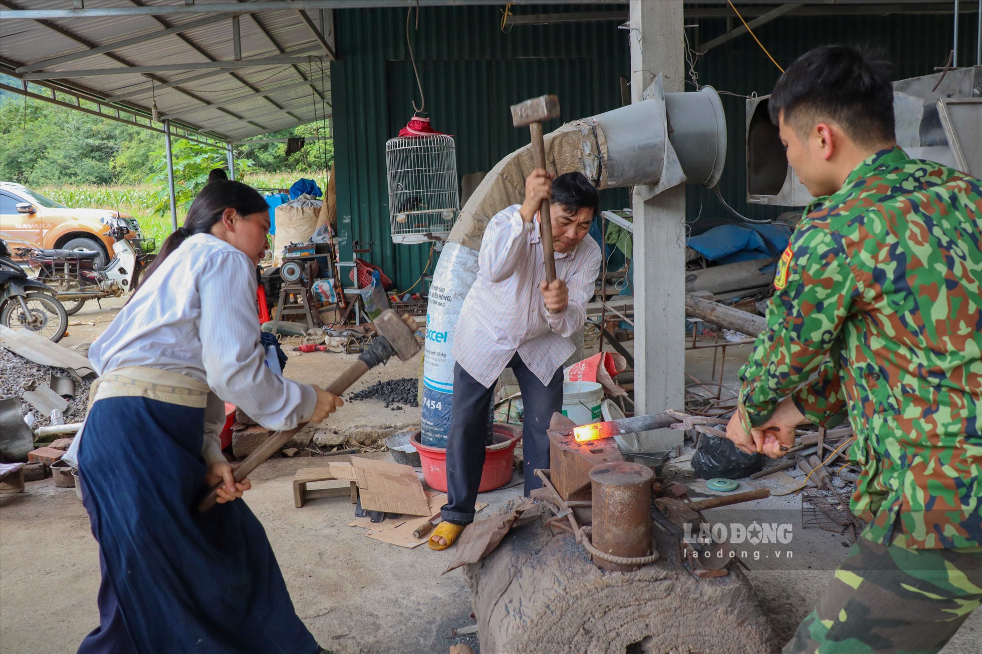 Theo chỉ dẫn của người dân, PV ghé thăm lò rèn Minh Tuấn của ông Nông Văn Tuấn (SN 1976) - nghệ nhân duy nhất của làng nghề truyền thống này. Khi PV có mặt, tiếng búa tiếng đe vang lên liên tục, 3 thành viên trong gia đình ông đang cần mẫn làm việc, người đập người giữ.