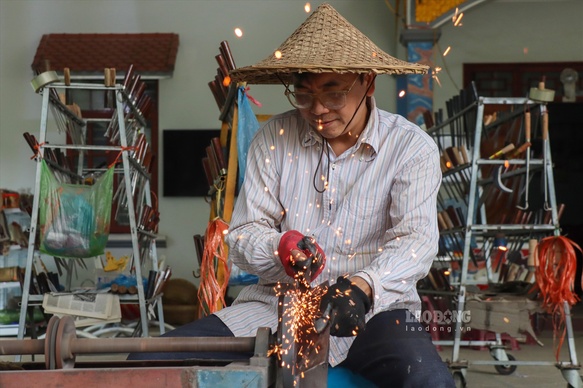 Ấy vậy mà trải qua hàng trăm năm nhưng nghề rèn truyền thống của đồng bào Nùng An nơi đây không bị mai một như nhiều làng nghề truyền thống khác, mà còn phát triển từng ngày. Vào thời điểm nghề truyền thống phồn thịnh nhất thì có đến hơn nửa xóm (hơn 200 hộ) rèn dao, búa.