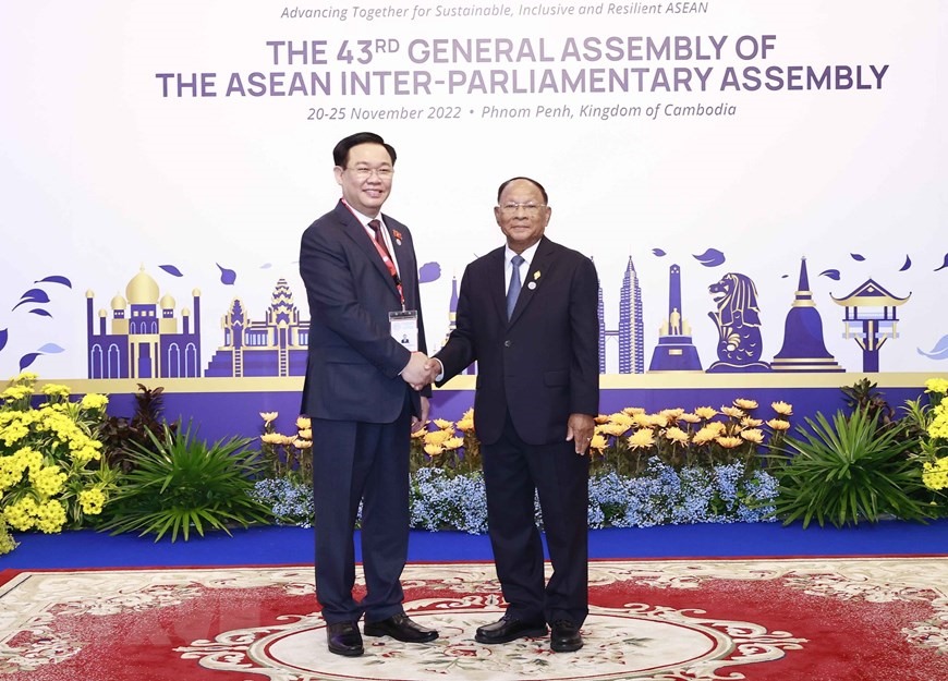 Chủ tịch Quốc hội Vương Đình Huệ chào xã giao Chủ tịch AIPA-43 Samdech Heng Samrim. Ảnh: TTXVN