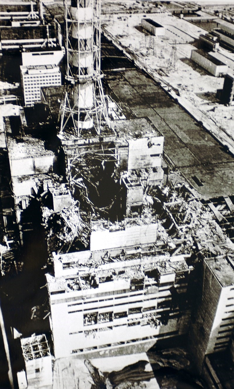 Thảm hoạ Chernobyl là vụ tai nạn hạt nhân xảy ra vào ngày 26.4.1986 khi nhà máy điện hạt nhân Chernobyl ở Pripyat, Ukraina (khi ấy còn là một phần của Liên Xô) bị nổ tại lò phản ứng số 4. Nó được coi là thảm họa hạt nhân tồi tệ nhất trong lịch sử cả về phí tổn và thương vong. Ảnh: Wiki