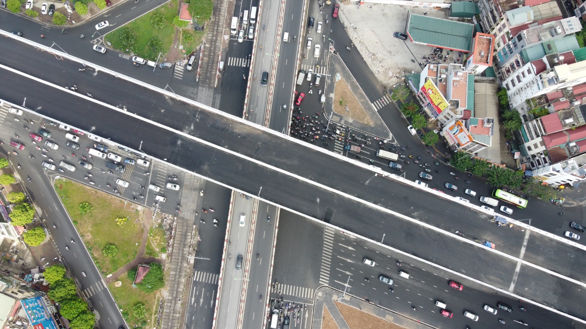 Đường Vành đai 2 khi đi vào hoạt động sẽ tăng cường lưu thông giữa hai bên bờ sông Hồng, từng bước hoàn chỉnh hạ tầng giao thông Thủ đô.