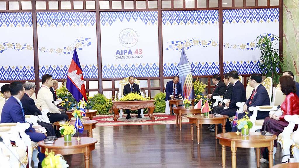 Chủ tịch Quốc hội Vương Đình Huệ cùng các trưởng đoàn chào xã giao Chủ tịch Quốc hội Campuchia, Chủ tịch AIPA-43 Samdech Heng Samrin. Ảnh: TTXVN