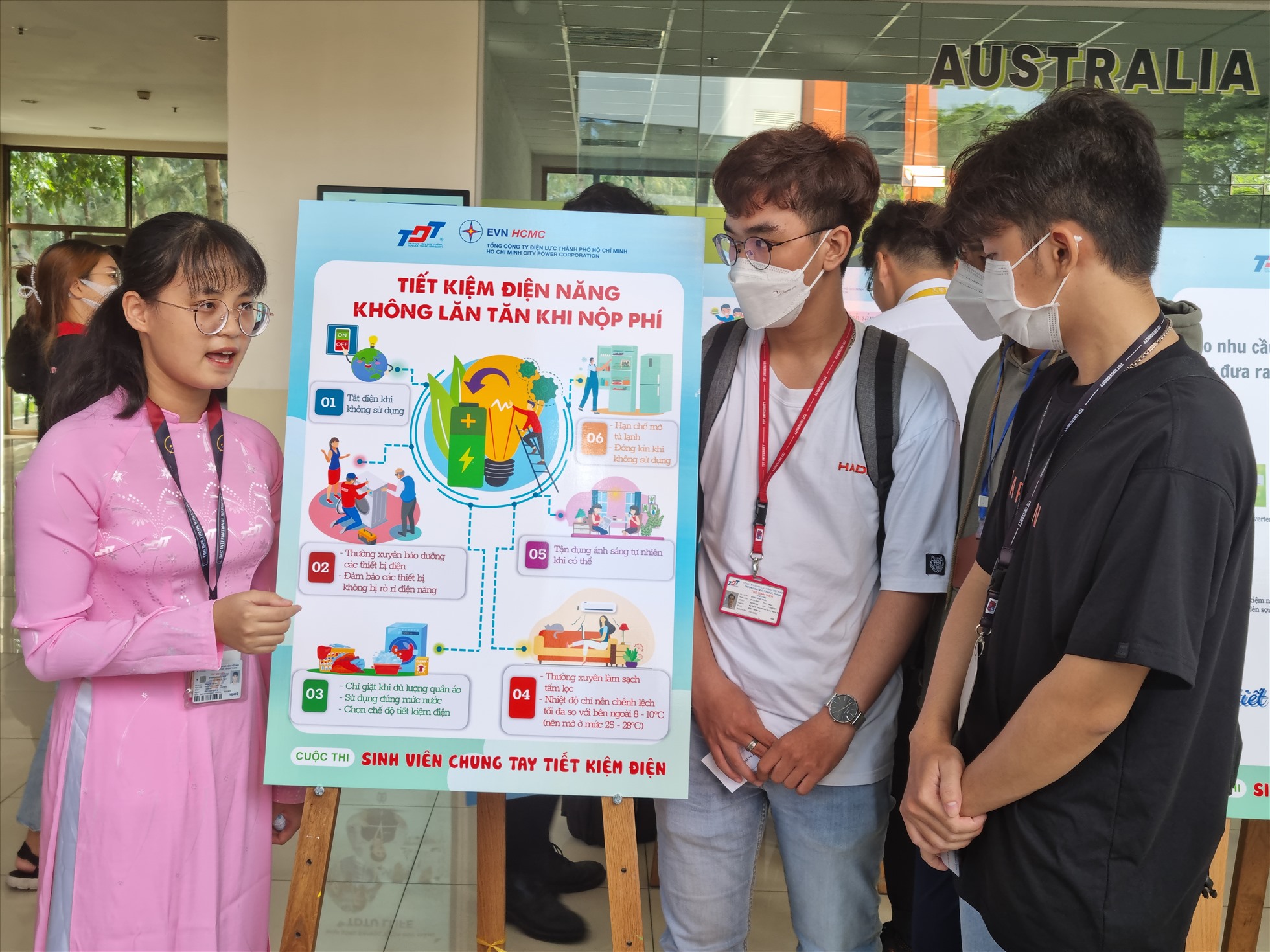Sinh viên Trường Đại học Tôn Đức Thắng tuyên truyền về cuộc thi “Sinh viên chung tay tiết kiệm điện“. Ảnh: Nam Dương