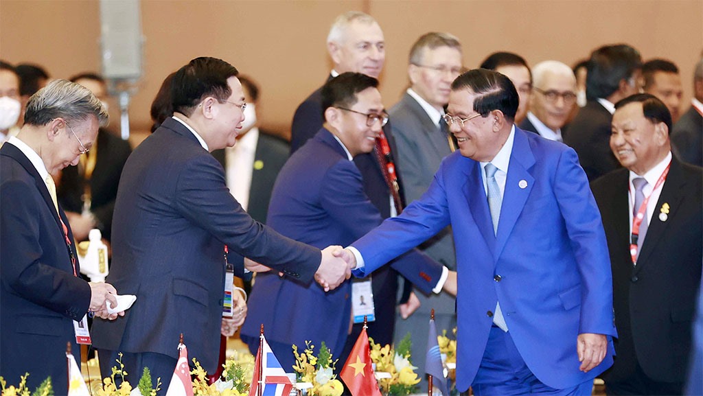 Chủ tịch Quốc hội Vương Đình Huệ và Thủ tướng Chính phủ, Chủ tịch ASEAN 2022 Samdech Techo Hun Sen tại phiên khai mạc AIPA-43. Ảnh: TTXVN