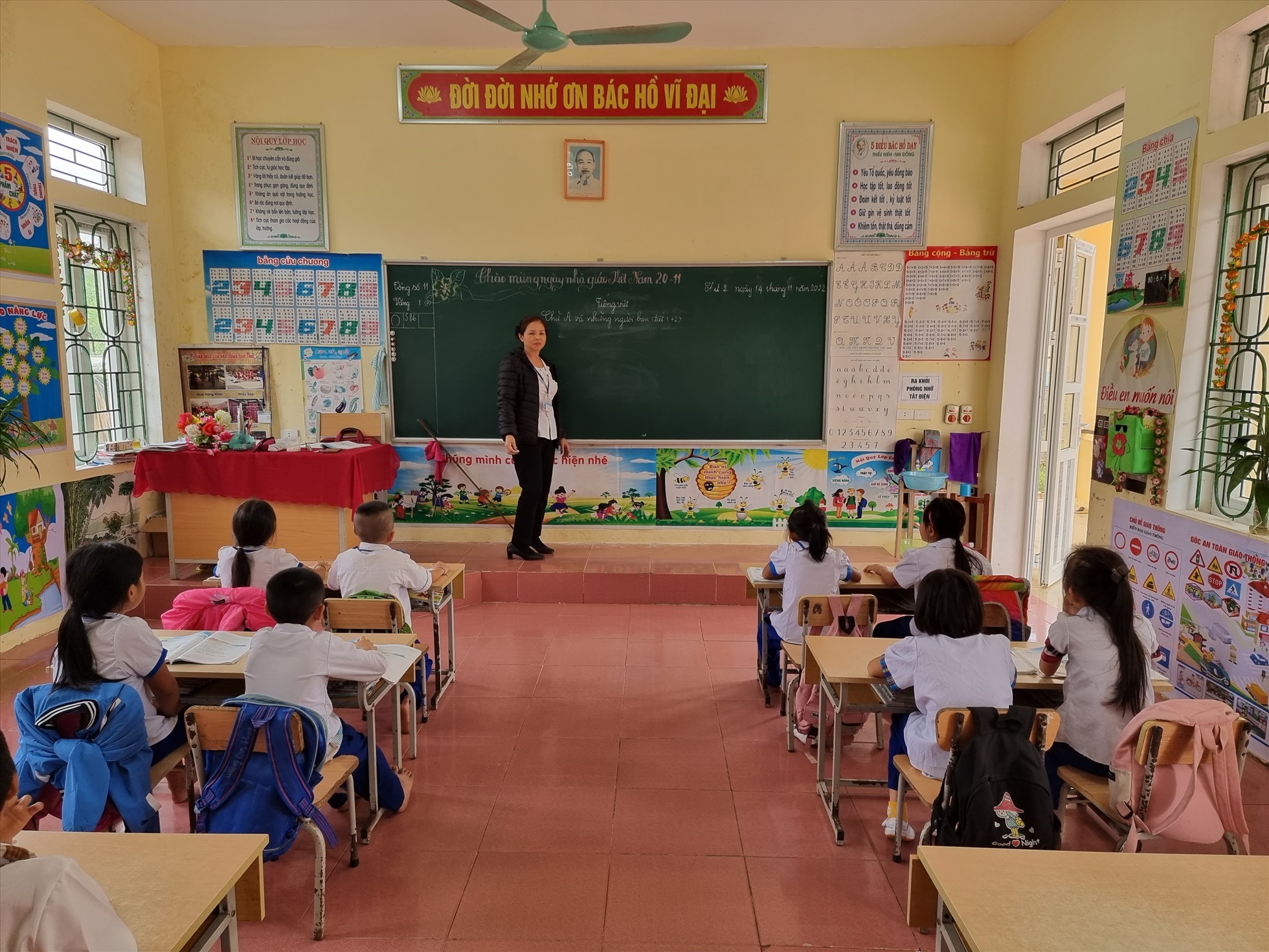 Lớp 2E - Trường Tiểu học Tiền Phong 4 huyện Quế Phong, tỉnh Nghệ An tại điểm trường bản Huồi Muồng chỉ có 11 học sinh. Ảnh: Quang Đại