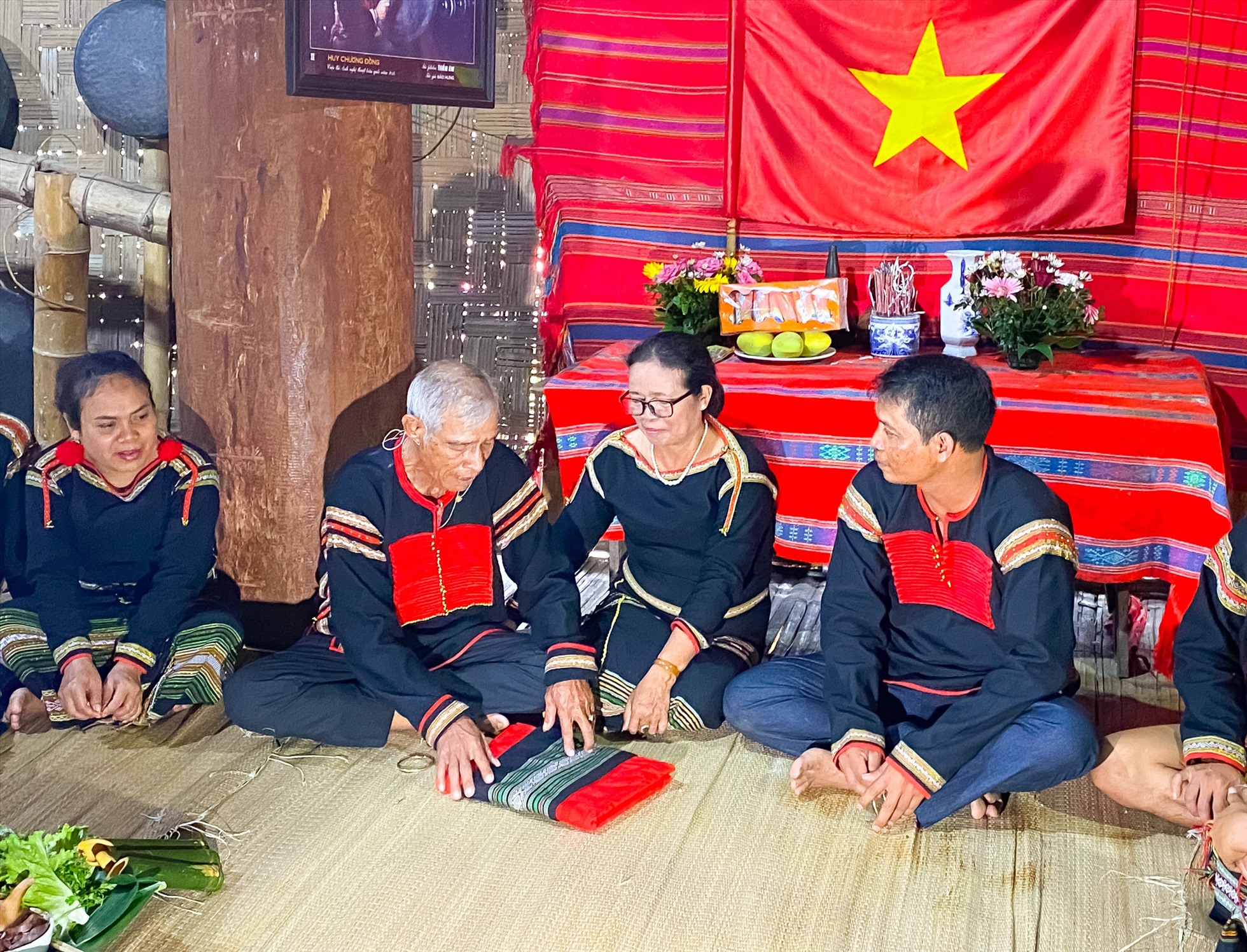Nghi lễ “Kết nghĩa mẹ con” của dân tộc Ê Đê đã cho thấy nét đẹp văn hoá của dân tộc miền núi cao Đắc Lắk. Ảnh: Hồng Trang