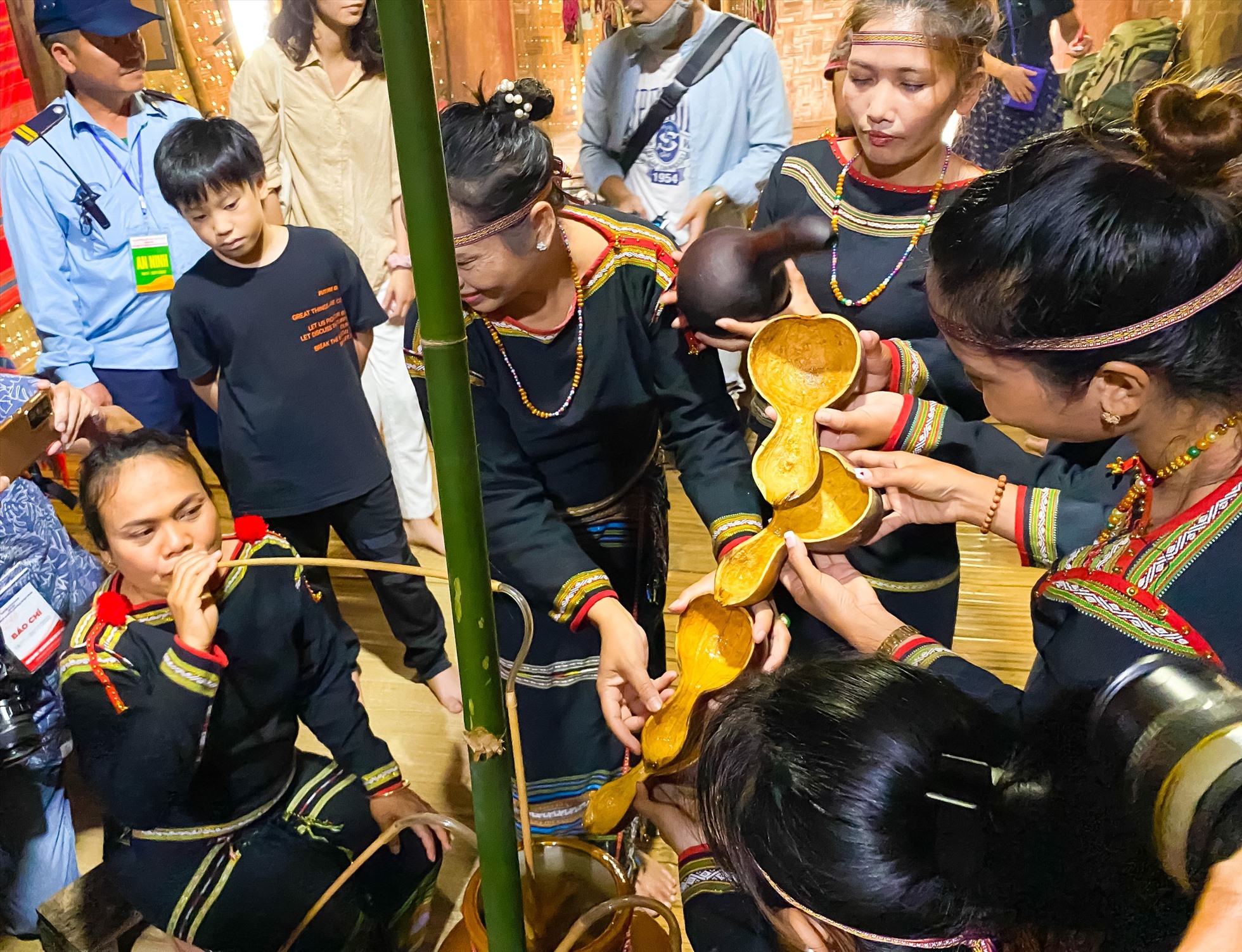 Họ hàng, bạn bè chúc hai mẹ con và hai bên gia đình bằng rượu cần. Ảnh: Hồng Trang