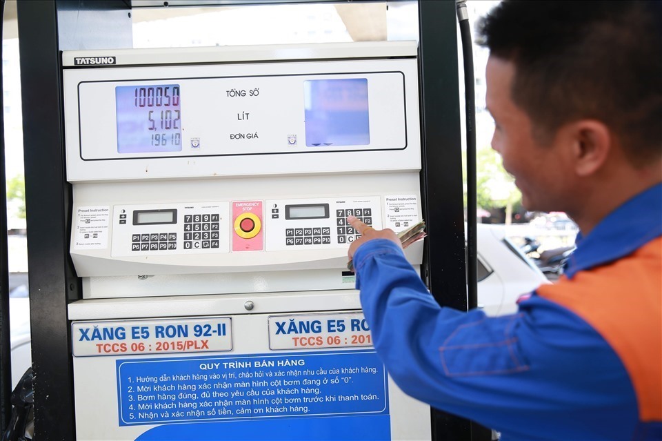 Thuế bảo vệ môi trường đối với xăng dầu sắp trở lại mức kịch trần. Ảnh: Hải Nguyễn.