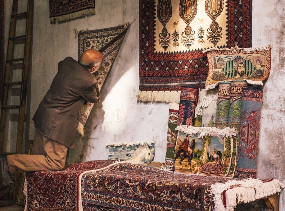 Thảm Ba Tư nổi tiếng về độ cầu kỳ, tinh xảo và đắt đỏ. Ảnh: Almosafer Online