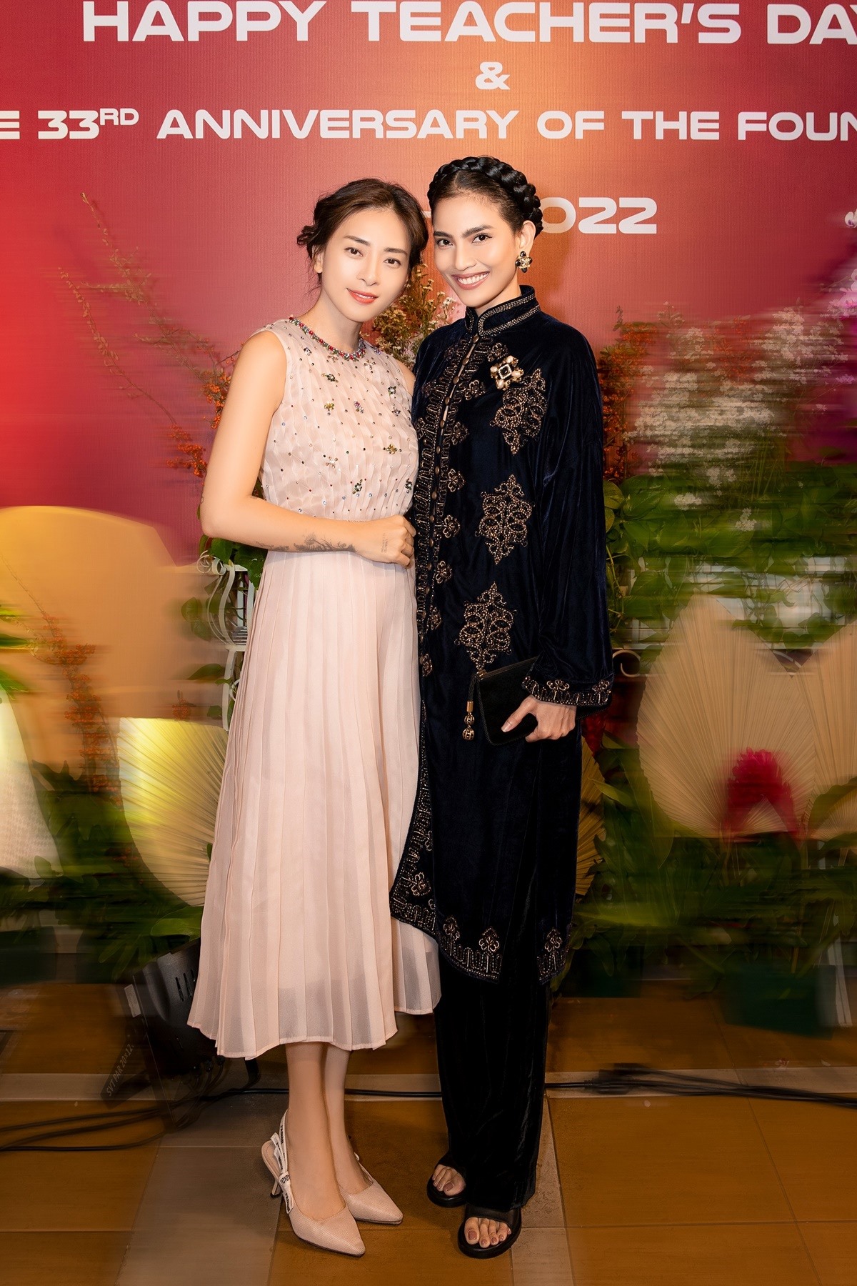 Tại buổi tiệc, Trương Thị May còn hội ngộ diễn viên Ngô Thanh Vân, cả hai có mối quan hệ thân thiết và thường xuyên gặp gỡ tại các sự kiện lớn.