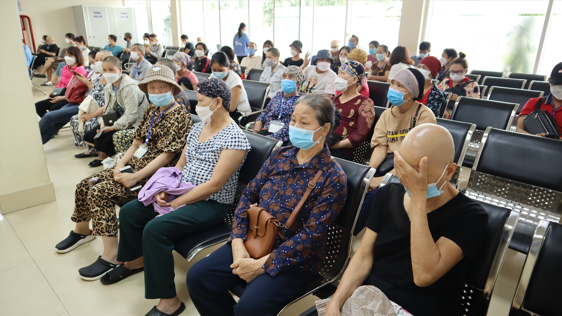 Bệnh nhân ung thư chờ xạ trị tại Bệnh viện K. Ảnh: Minh Hà