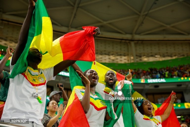 Cổ động viên Senegal rực rỡ sắc màu. Ảnh: AFP