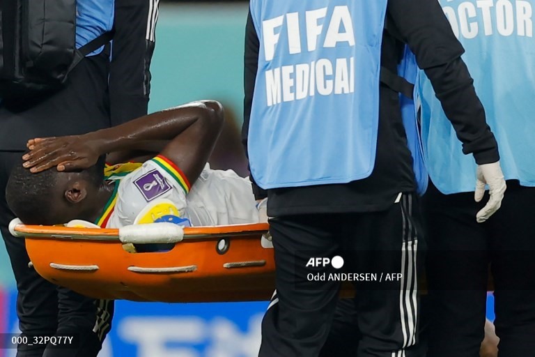 Kouyate phải rời sân vì chấn thương. Ảnh: AFP