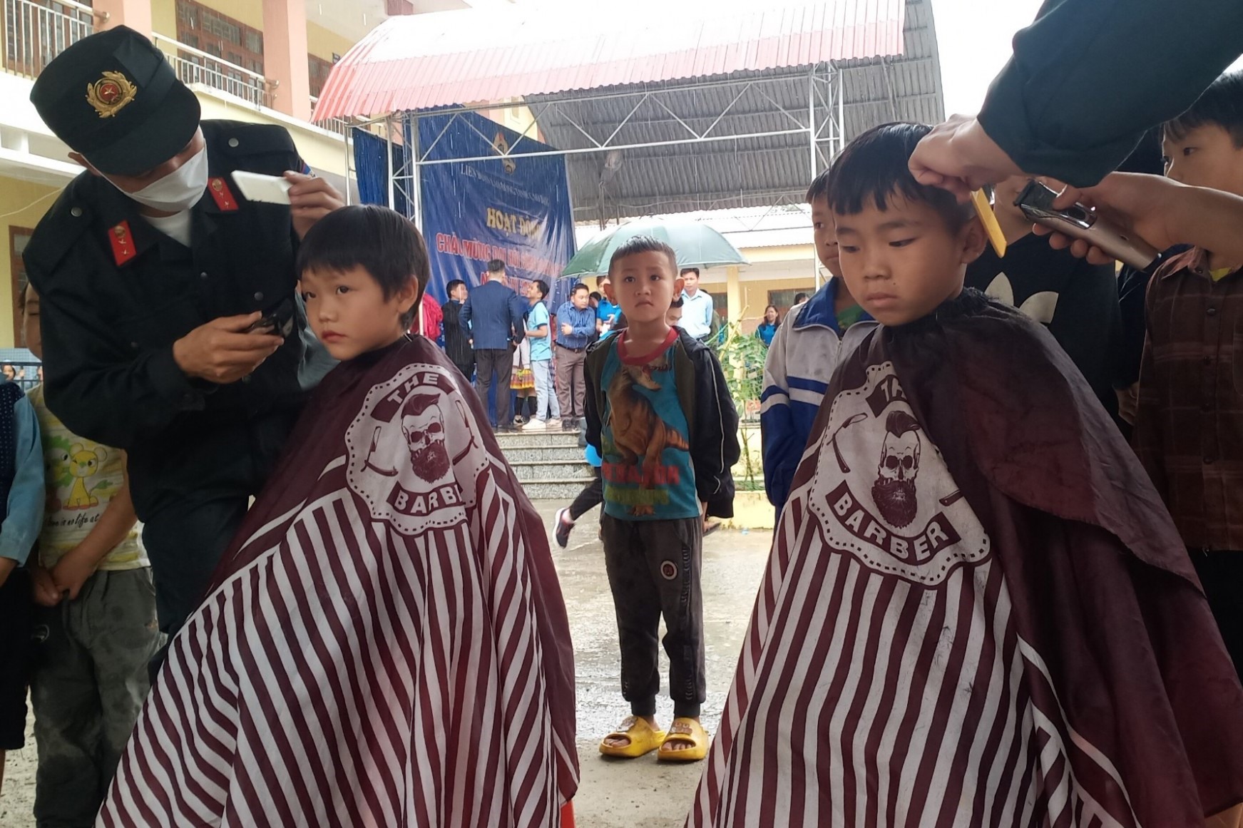 Hàng trăm em nhỏ đã được cắt tóc miễn phí và nhận quà từ đoàn thiện nguyện.