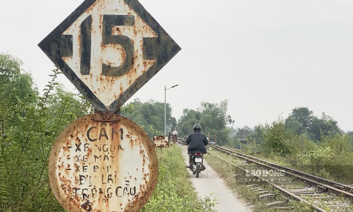 Biển báo ở 2 đầu cầu ghi rõ, cấm các loại xe: xe ngưa, xe máy, xe đạp, đi trên cầu. Ảnh: Kiên Nguyễn