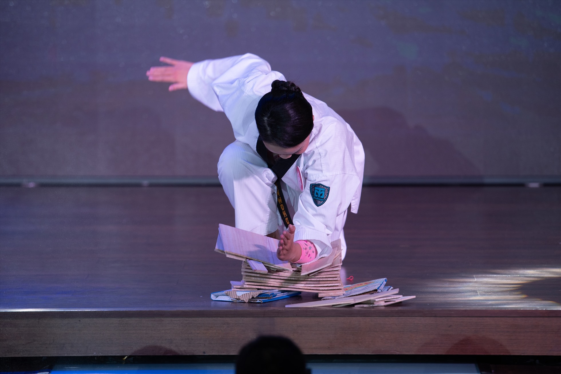 Màn múa võ thuật của kiện tướng Taekwondo Lê Thị Kim Hậu thu hút người xem khi cô sử dụng tay không chặt nát chồng gỗ khiến khán giả bất ngờ. Ảnh: Hoa hậu Việt Nam.