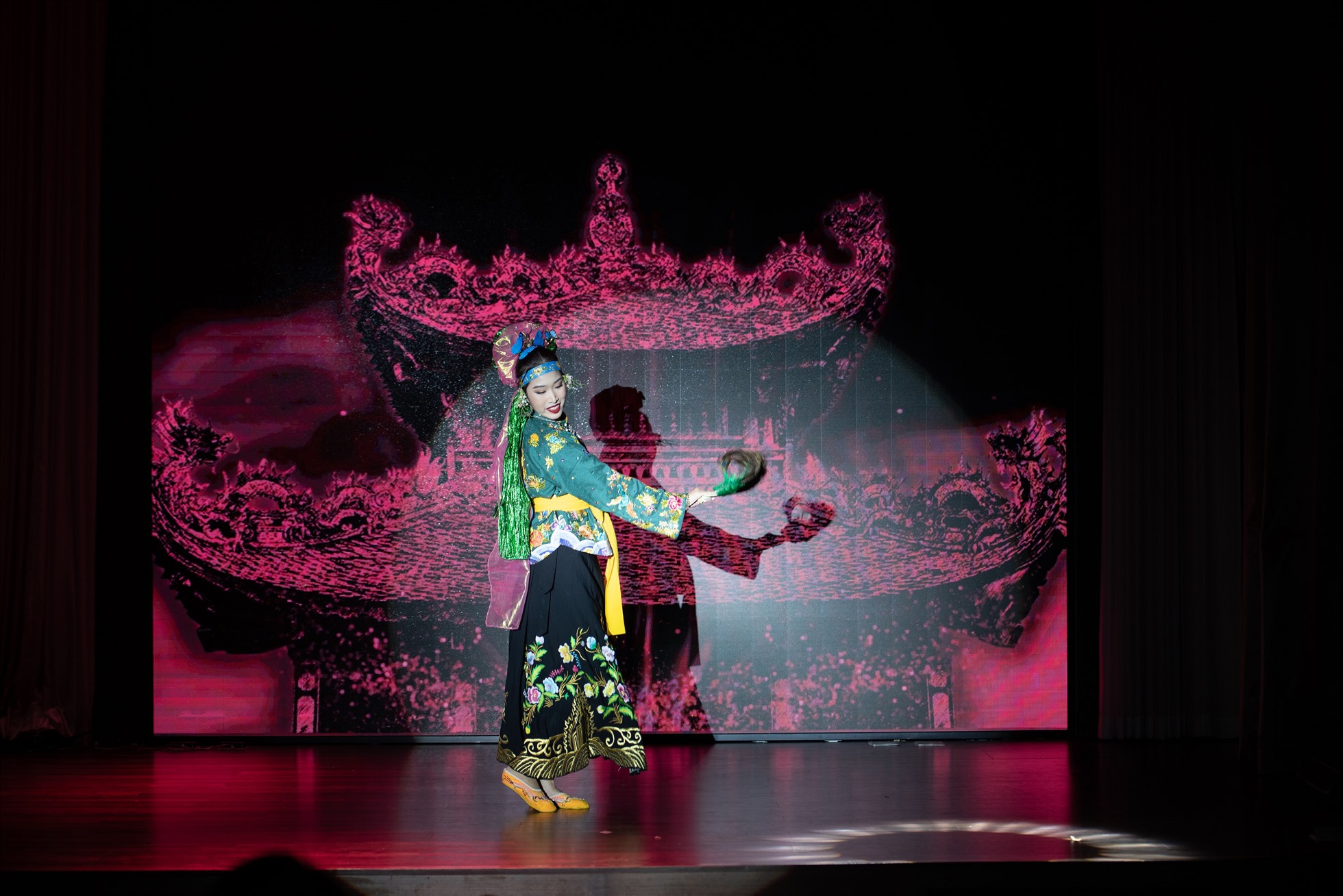 Màn trình diễn “Cô đôi thượng ngàn” được tái hiện hai lần trên sân khấu Người đẹp Tài năng của Hoa hậu Việt Nam 2022. Với thí sinh Vũ Hiền Phương, cô nàng vừa múa và tự tin thể hiện giọng hát mê hoặc, am hiểu về cách hát chầu văn.