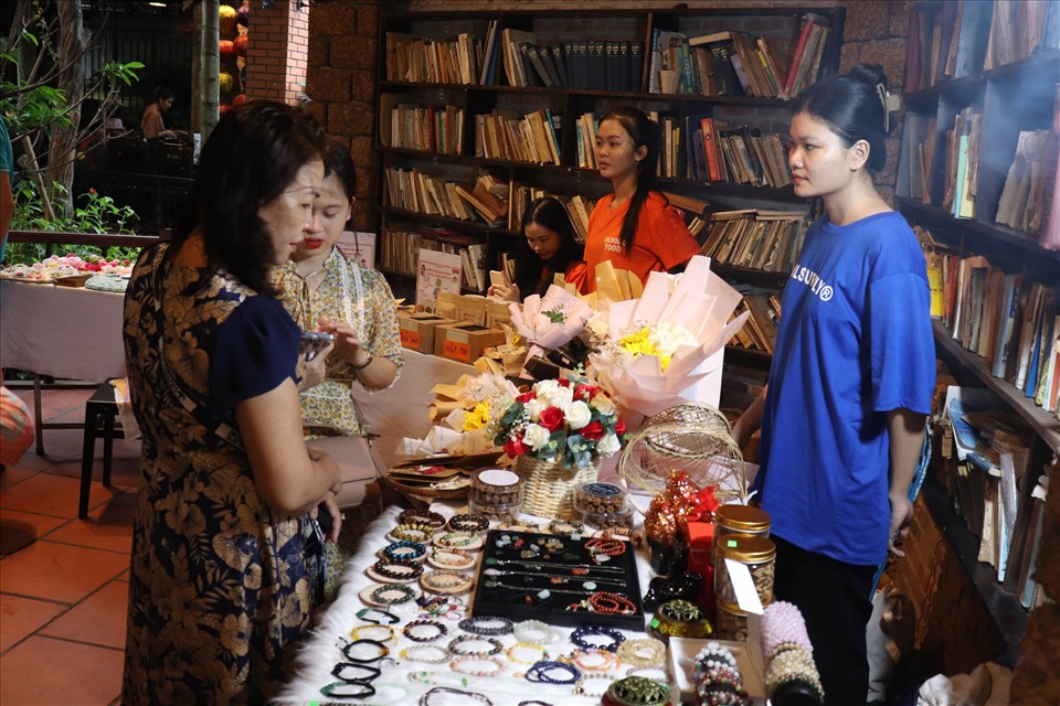 Phiên chợ xanh không chỉ thu hút riêng những người trẻ mà còn chào đón tất cả mọi vị khách.