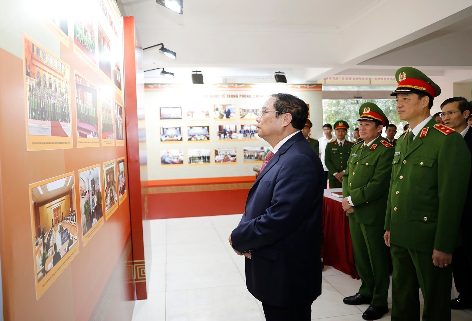 Thủ tướng Phạm Minh Chính thăm Phòng truyền thống của Cục Cảnh sát điều tra tội phạm về ma tuý. Ảnh: Dương Giang