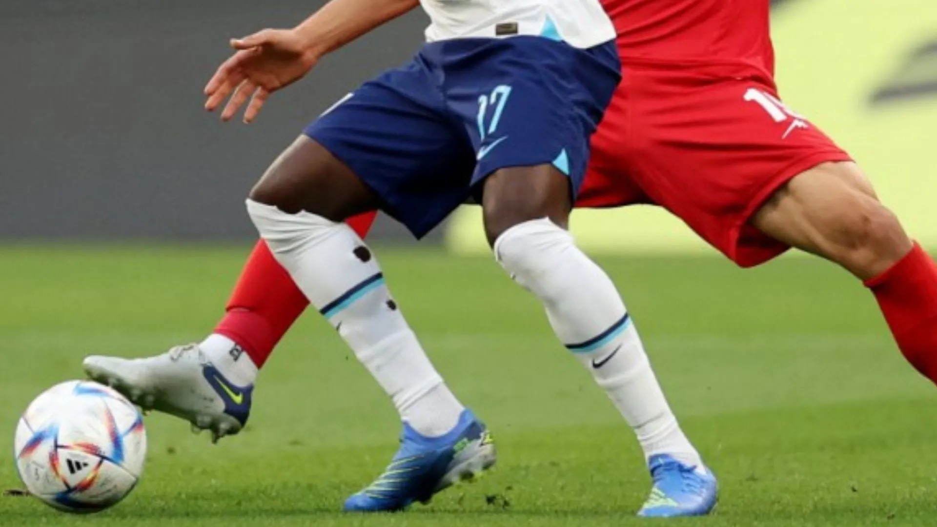 Đôi tất rách của cầu thủ Bukayo Saka trong trận ra quân tại World Cup 2022. Ảnh: AFP
