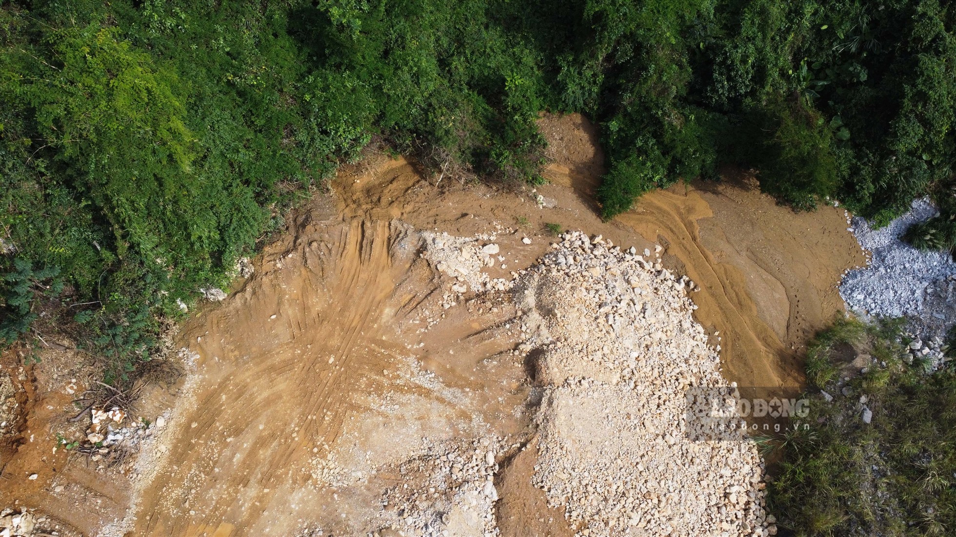 Đất đá kèm bùn đặc sệt với dấu tích rất mới được phát hiện tại các khu vực đổ thải trong mỏ của Công ty Thủ đô gió ngàn. Ảnh: Phùng Minh.