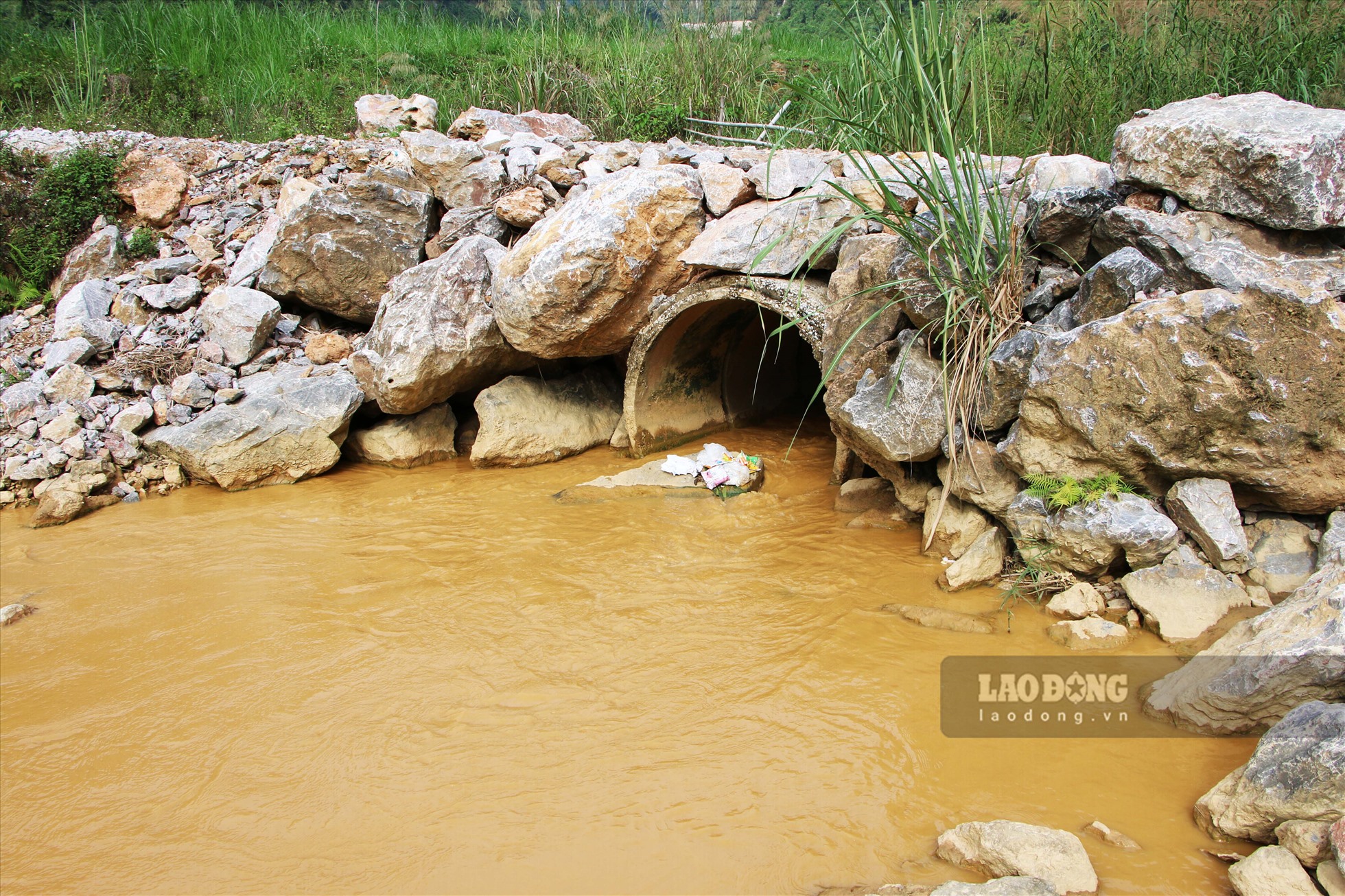 Nước từ các khe suối chảy đổ về sông Thần Sa, nhiều năm qua người dân đã không dám dùng nguồn nước này để tưới tiêu. Ảnh: Kiên Nguyễn.
