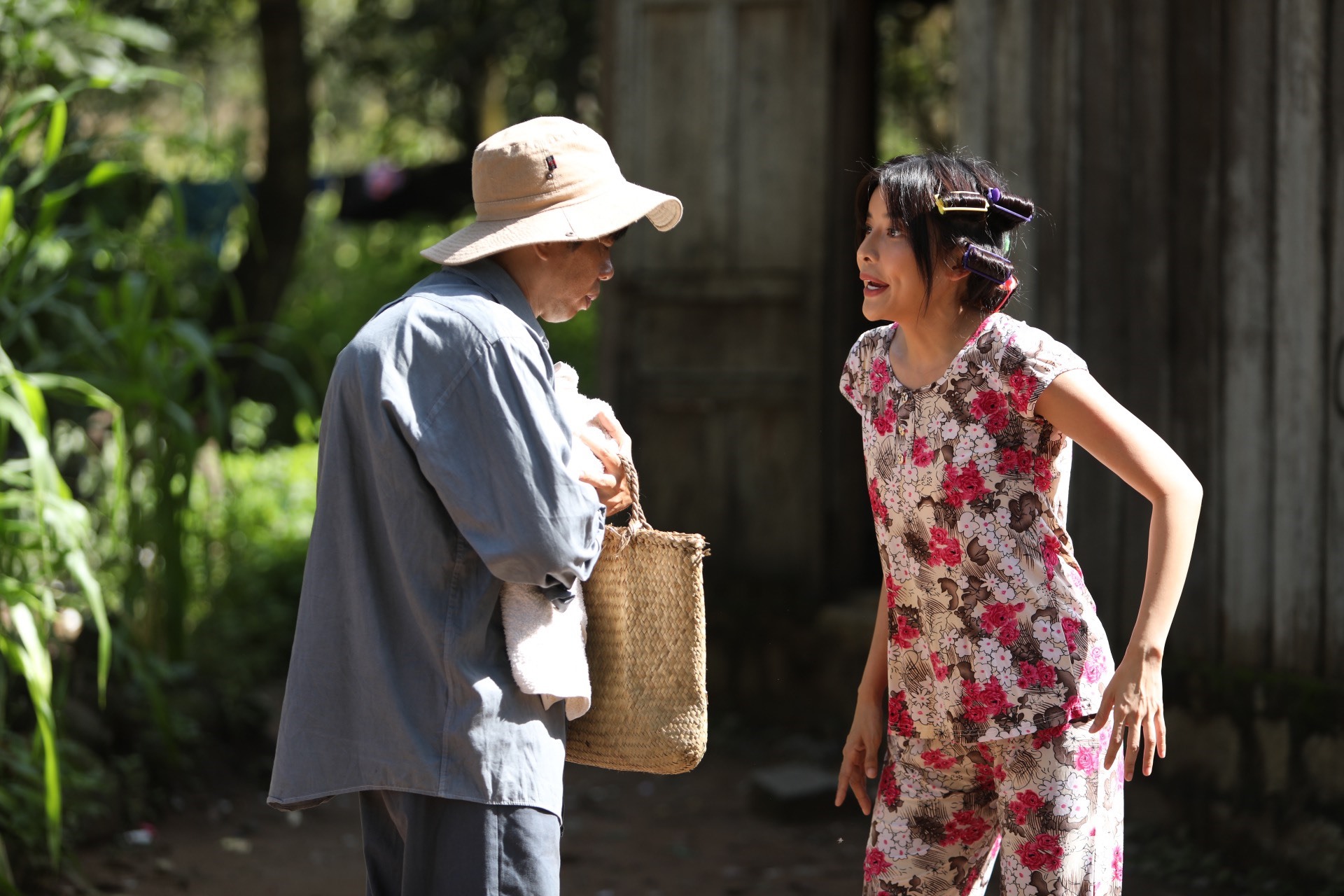 Thái Hòa và Cao Thái Hà trong phim “Mẹ rơm“. Ảnh: VFC