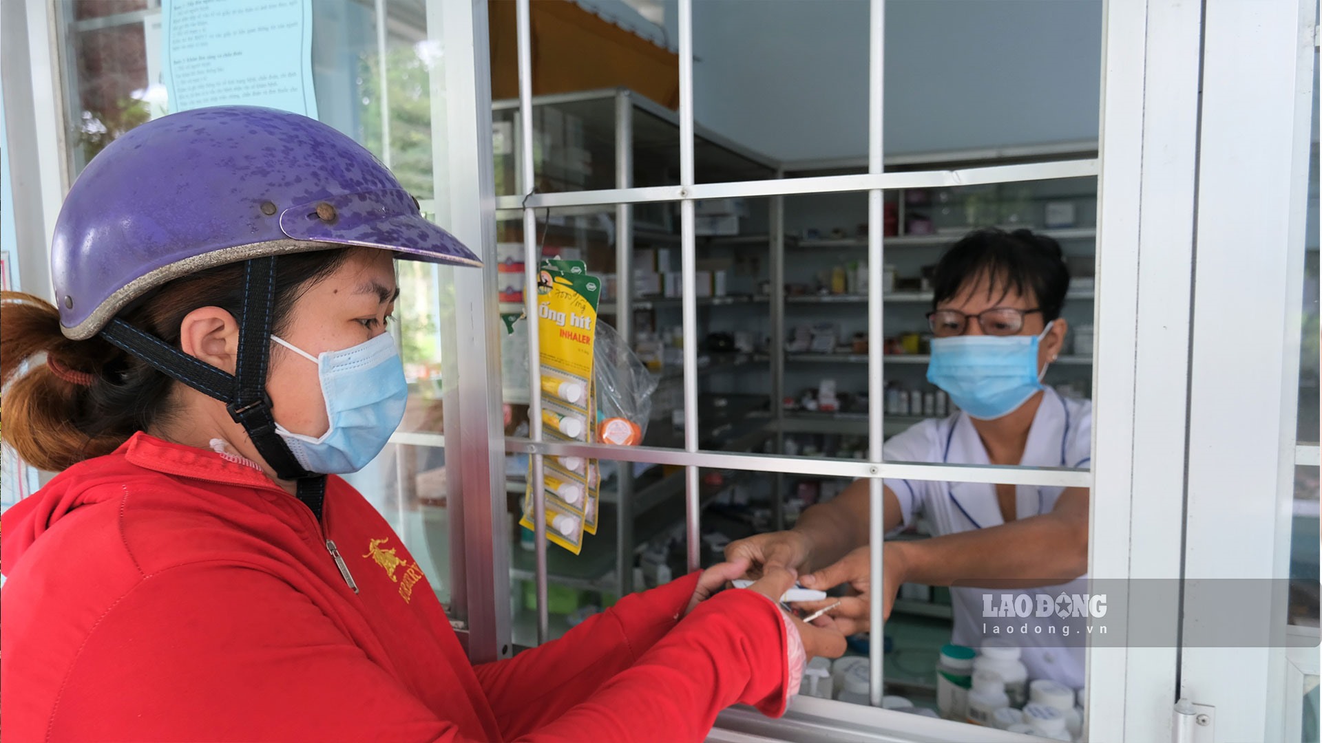 Người dân đến khám bệnh, nhận thuốc tại Trạm Y tế Trung An. Ảnh: Phong Linh