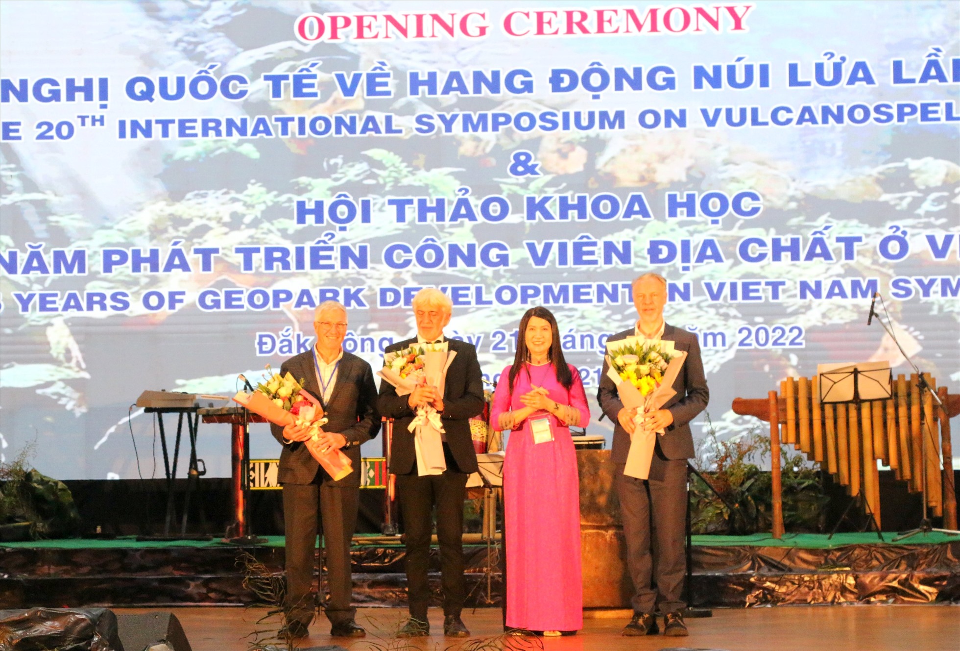 Phó Chủ tịch UBND tỉnh Tôn Thị Ngọc Hạnh tặng hoa cho các đại biểu quốc tế thuộc Mạng lưới Công viên địa chất toàn cầu UNESCO. Ảnh: Mỹ Hằng