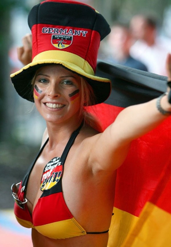 Cổ động viên Đức mặc bikini mang màu áo tuyển quốc gia tại World Cup 2006. Ảnh: The Sun