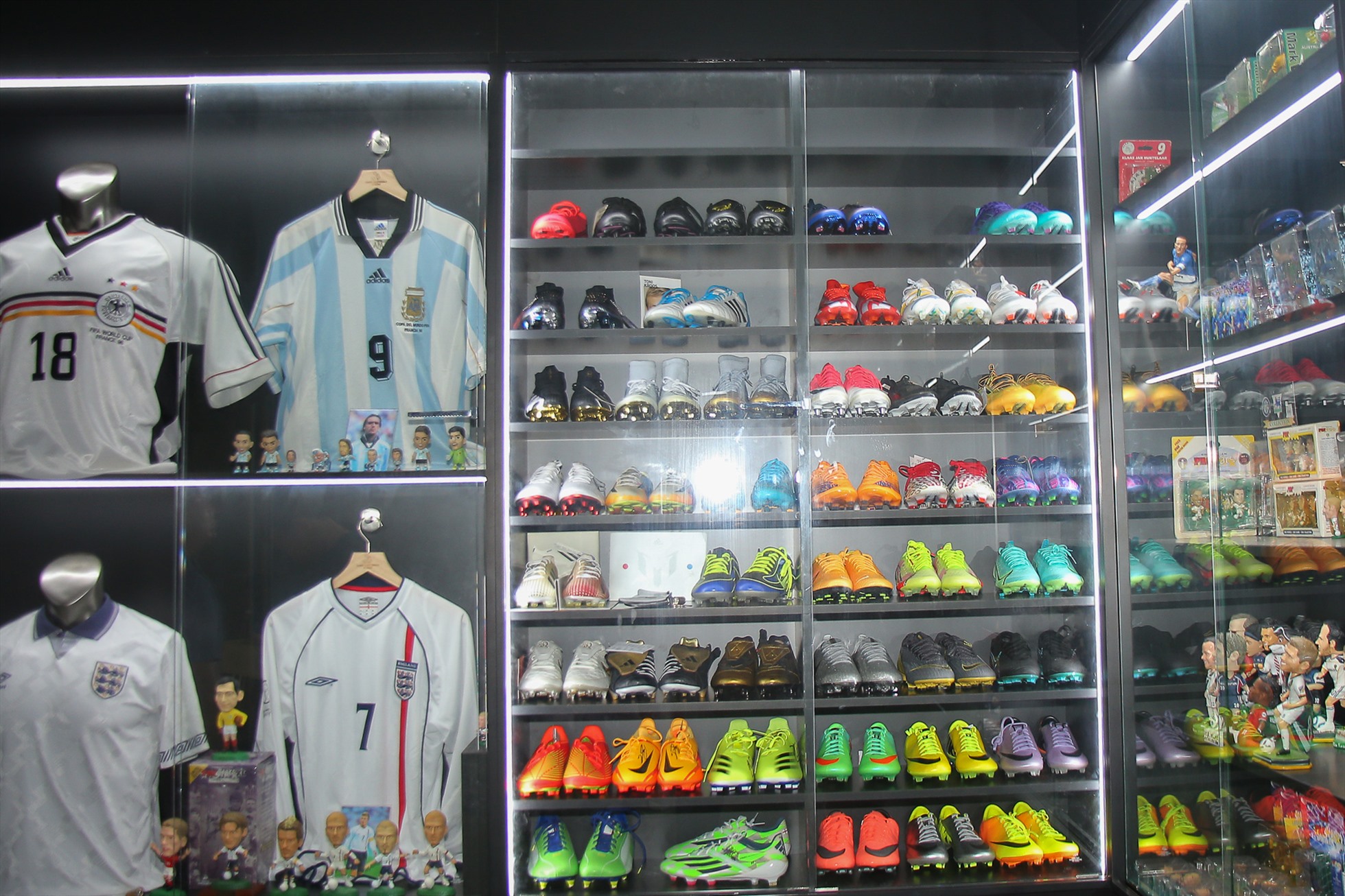 Bảo tàng đang lưu giữ hơn 2.500 áo bóng đá và nhiều mẫu giày hiếm. Ảnh: Nguyễn Bằng