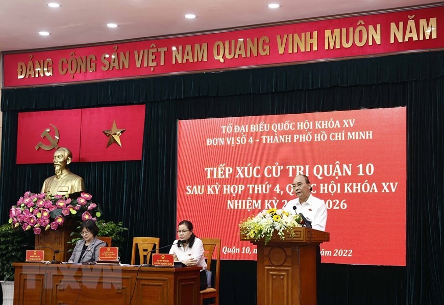 Chủ tịch nước Nguyễn Xuân Phúc phát biểu tại hội nghị tiếp xúc cử tri quận 10.  Ảnh: TTXVN