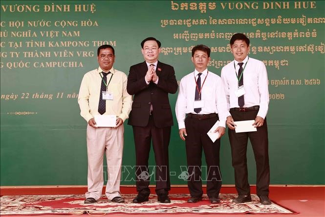 Chủ tịch Quốc hội Vương Đình Huệ tặng quà cho đại diện 3 doanh nghiệp tại cụm dự án cao su tỉnh Kangpong Thom. Ảnh: TTXVN