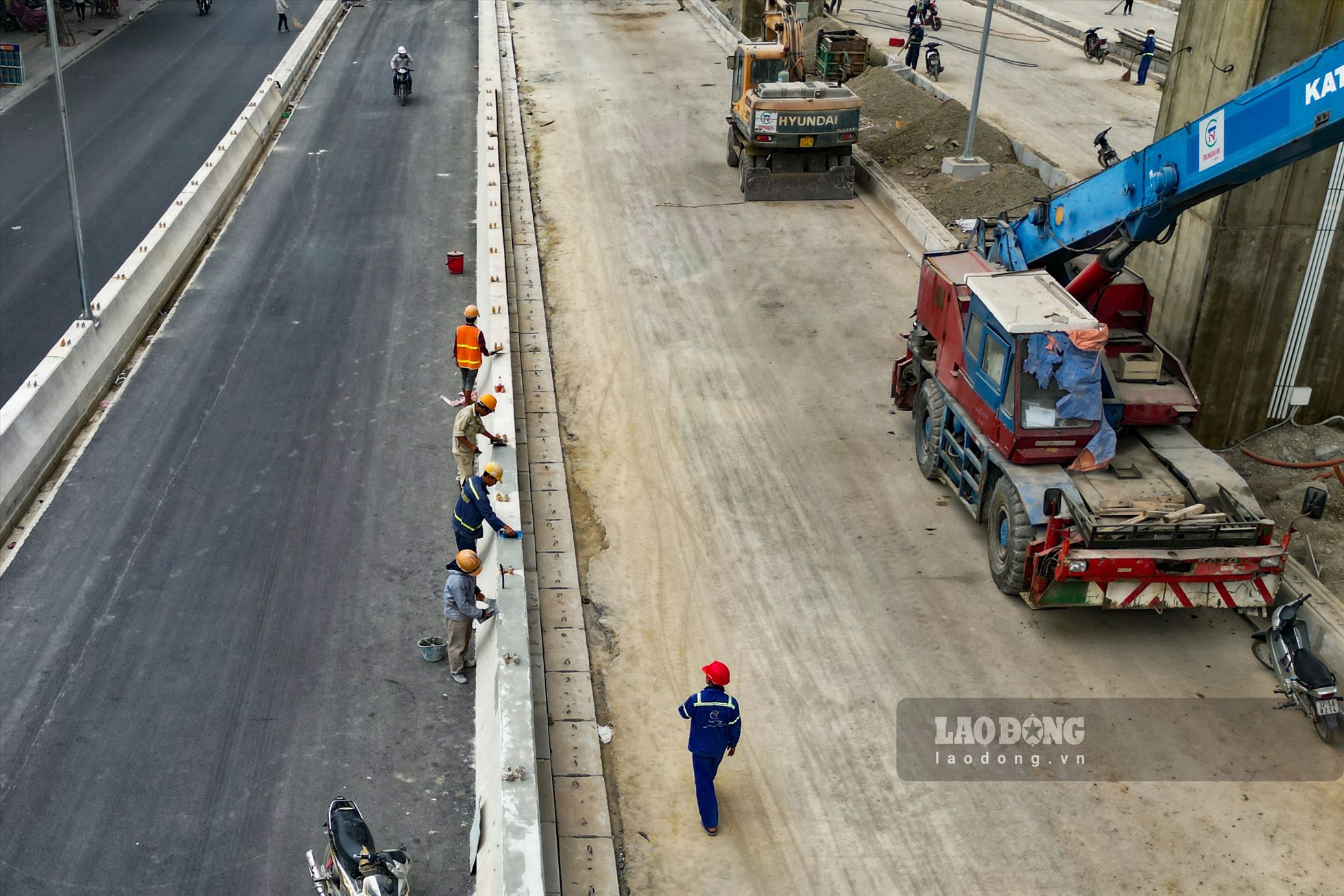 Ngày 22.11, theo ghi nhận của Lao Động, tại dự án Vành đai 2 từ Ngã Tư Vọng tới cầu Vĩnh Tuy, khoảng 300 công nhân được chia thành nhiều mũi thi công, gấp rút hoàn thiện các hạng mục cuối thuộc dự án.