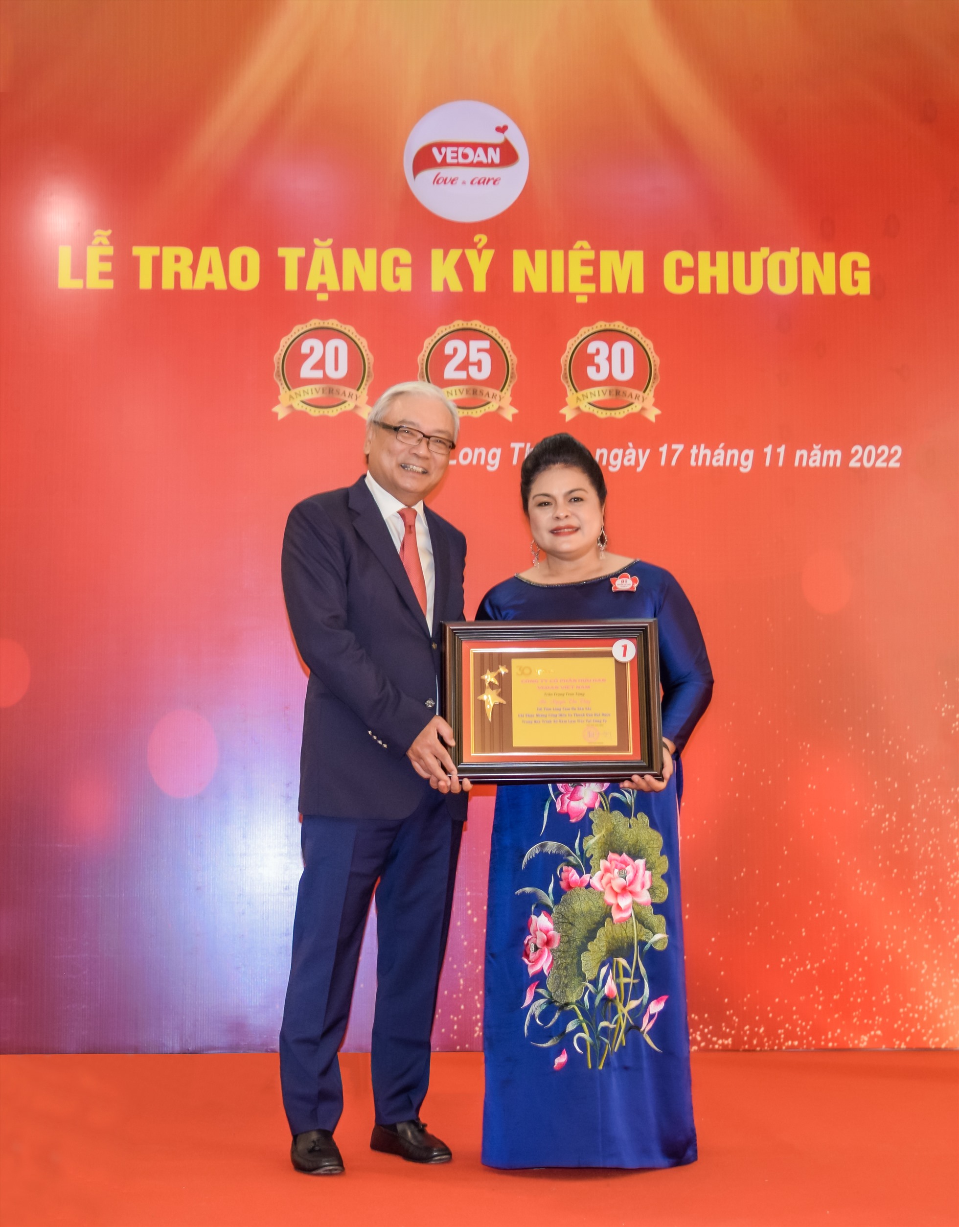 Phó chủ tịch HĐQT Yang Kun Hsiang trao tặng KNC 30 năm cho chị Nguyễn Thu Thủy. Ảnh: Vedan