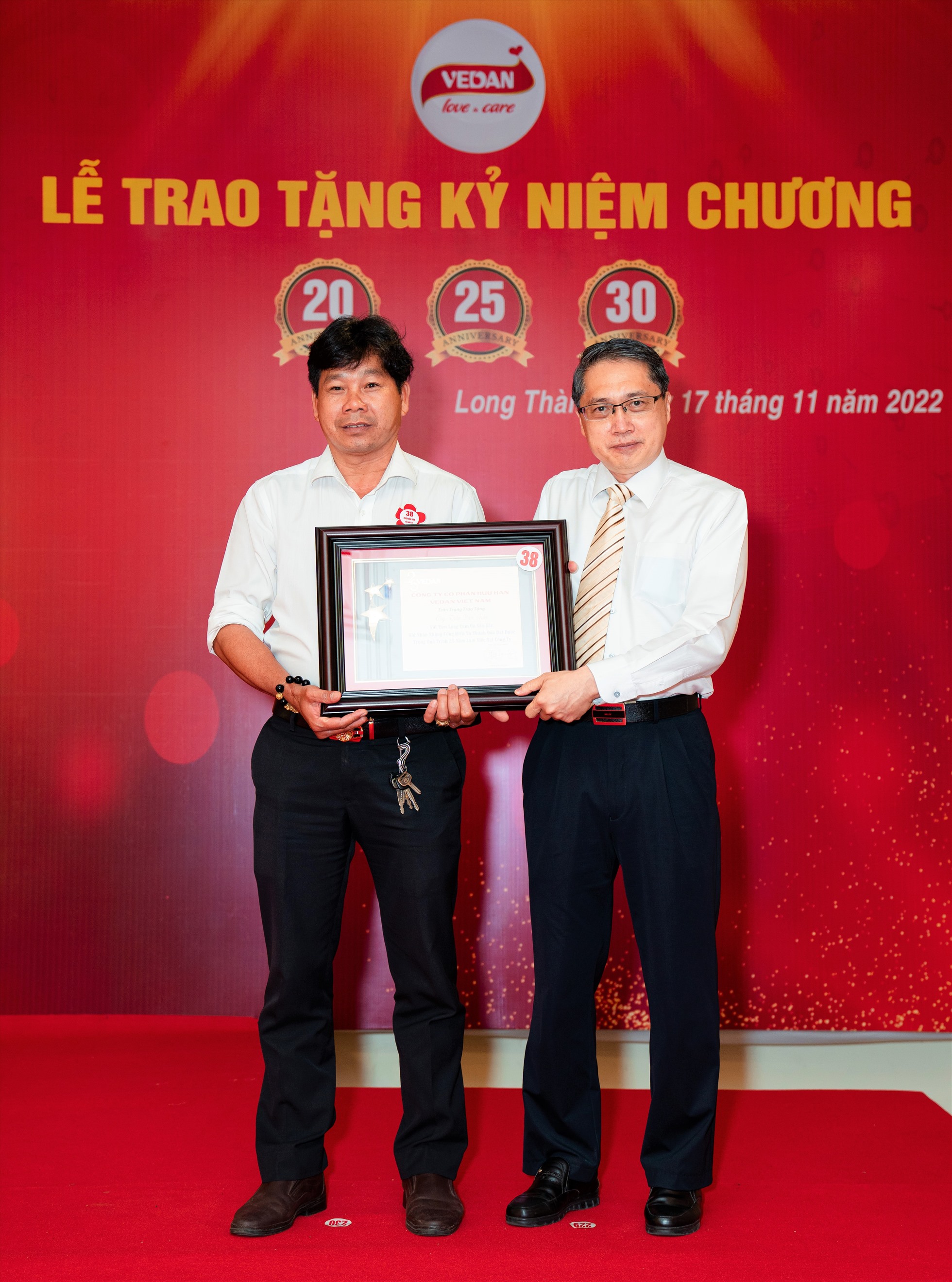 Tổng Giám đốc Ni Chih Hao trao tặng KNC 25  năm cho anh Trần Văn Kha